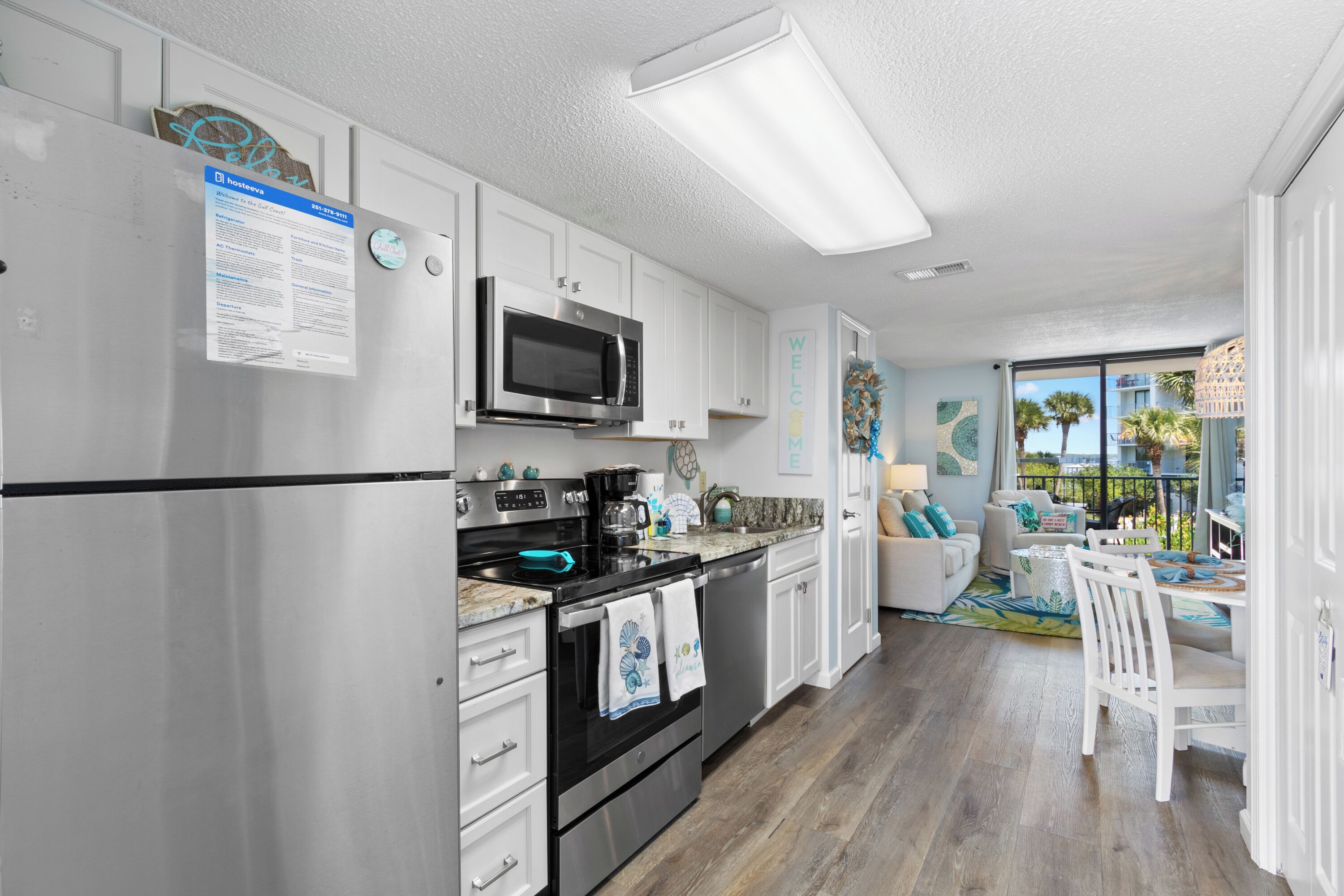 Condo com design assinado, 2 quartos, sacada, vista para a piscina | Cozinha privada | Geladeira, micro-ondas, fogão, cooktop