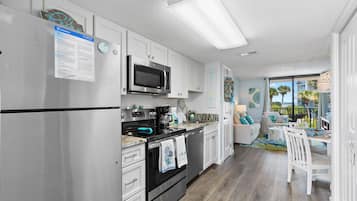Condo com design assinado, 2 quartos, sacada, vista para a piscina | Cozinha privada | Geladeira, micro-ondas, fogão, cooktop