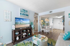 Condo Signature, 2 chambres, balcon, vue sur la piscine | Salle de séjour | Téléviseur connecté de 55 po avec télévision par câble, téléviseur