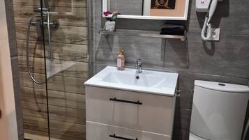 Douche, sĂšche-cheveux, peignoirs, chaussons