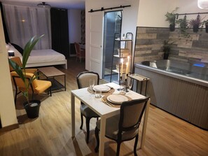 1 多间卧室、办公桌、免费 WiFi、床单