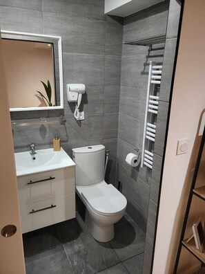 Regadera, secadora de cabello, batas, pantuflas 