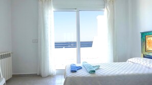 5 dormitorios, tabla de planchar con plancha, cuna de viaje