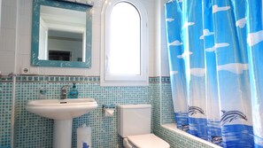 Duschwanne, Haartrockner, Bidet, Handtücher