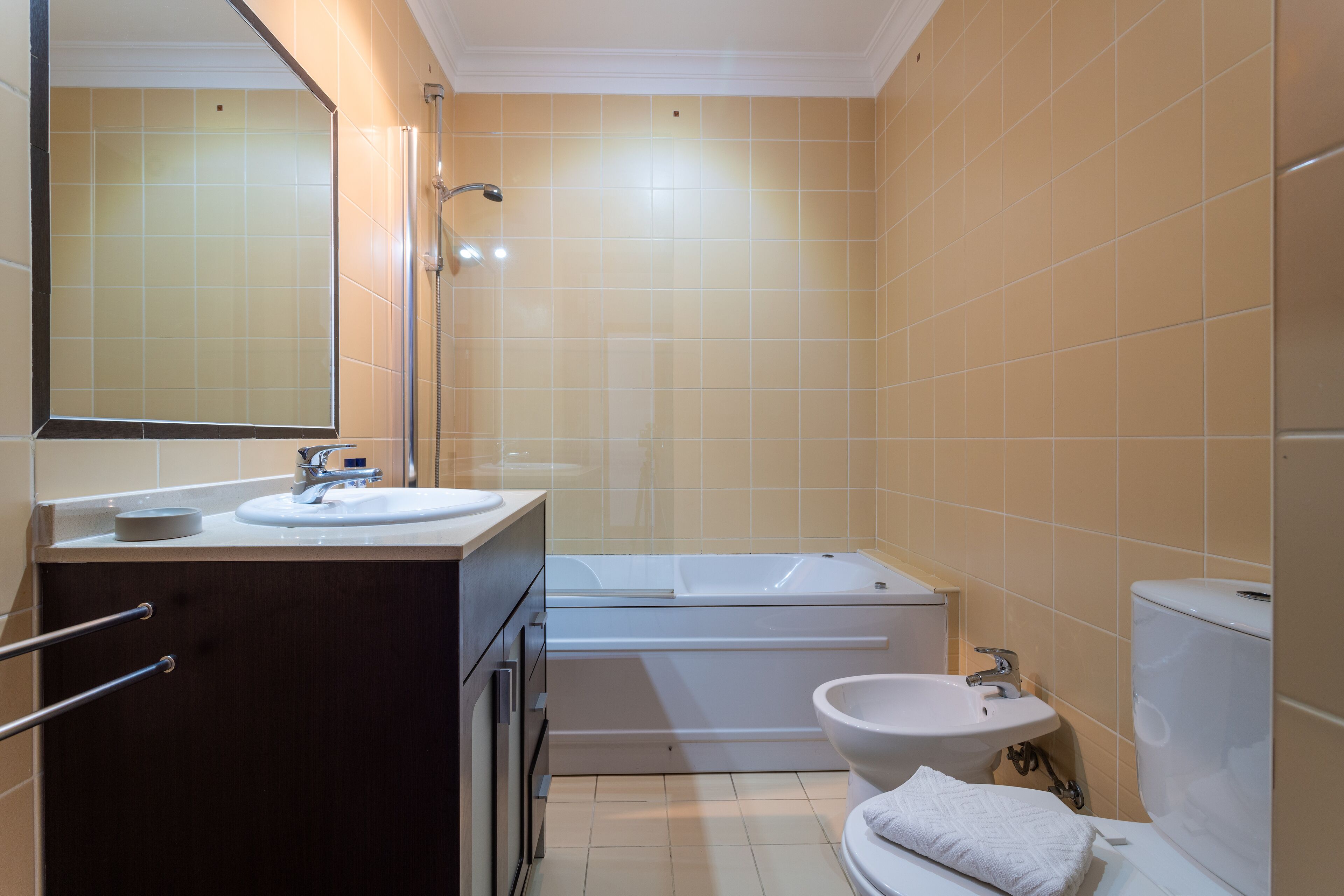 Ein Badezimmer mit einer Badewanne, einem Waschbecken und einer Toilette.