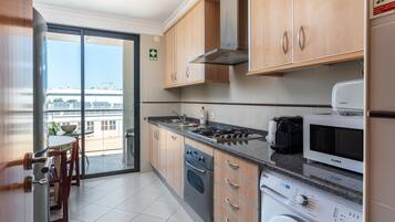 Apartamento City | Cocina privada | Frigorífico, microondas, horno y placa de cocina