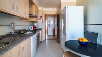 Apartamento City | Cocina privada | Frigorífico, microondas, horno y placa de cocina