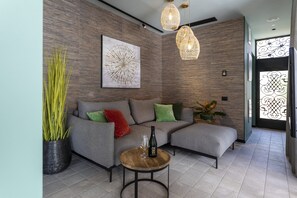 Deluxe-Apartment, Balkon | Wohnbereich