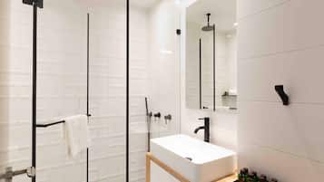 Appartement Classique | Salle de bain | Douche, articles de toilette de luxe, sèche-cheveux, serviettes fournies