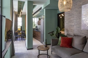 Deluxe-Apartment, Balkon | Wohnbereich