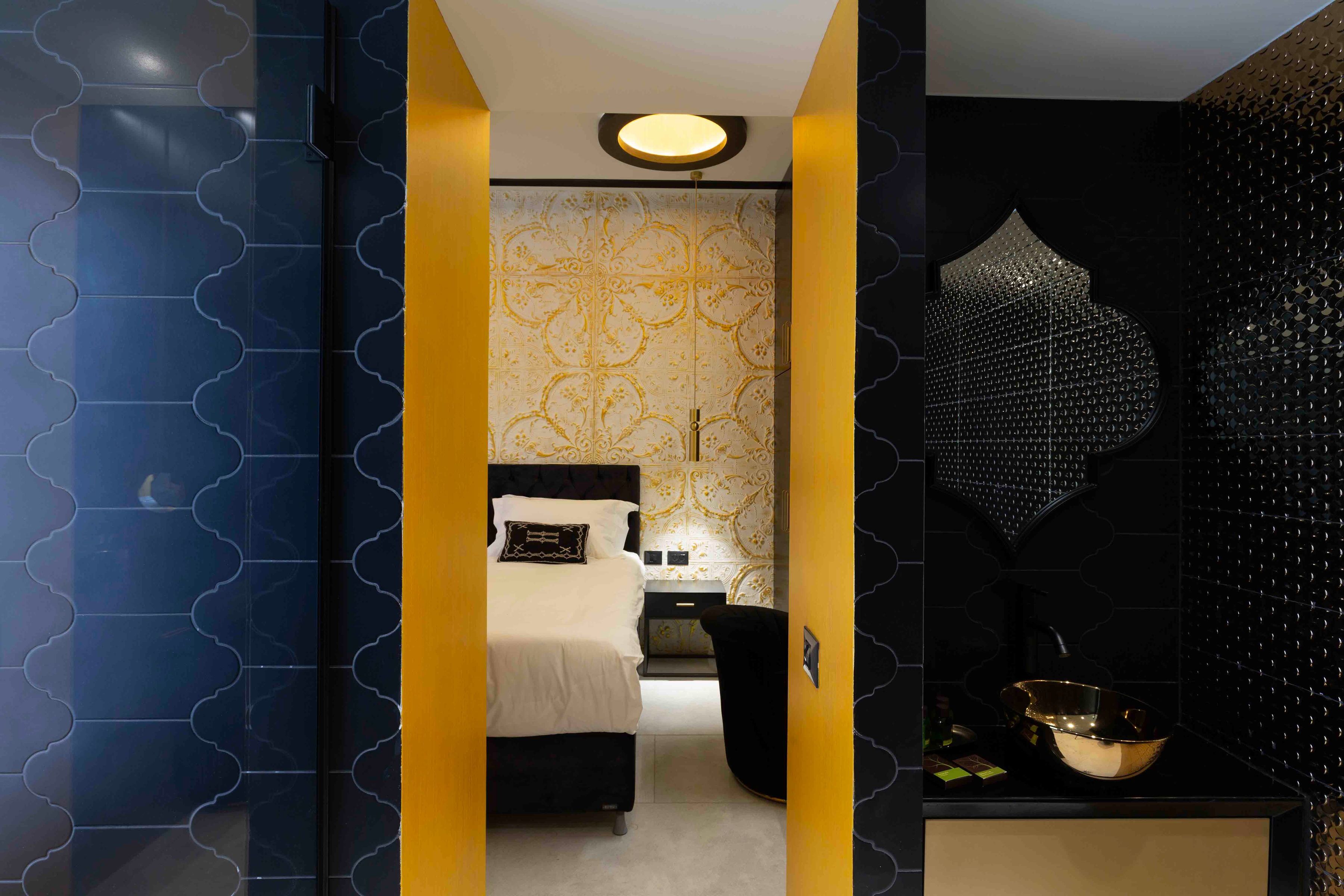 Una habitación de hotel con cama, mesita de noche y decoración en la pared.