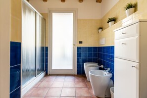 Dusche, Haartrockner, Bidet, Handtücher
