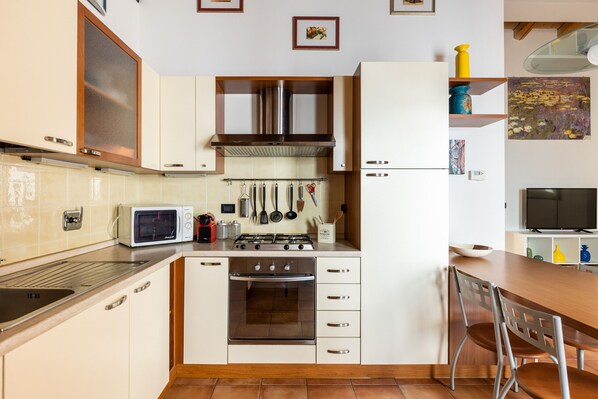 Kühlschrank, Mikrowelle, Ofen, Geschirrspüler