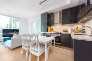 Microondas, horno, lavavajillas