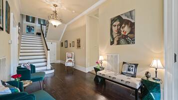 Smart TV, chimenea, reproductor de DVD y libros