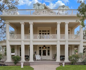 Exterior -  👰🏻🤵🏽Wedding Groups up to 20: 3-Story Mansion near Downtown 2 Balconies 💒 (San Antonio)
