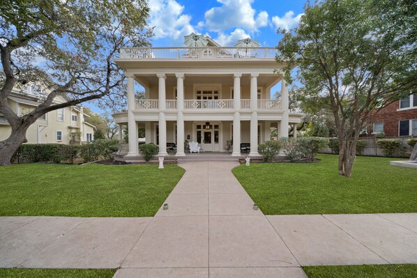 Exterior -  👰🏻🤵🏽Wedding Groups up to 20: 3-Story Mansion near Downtown 2 Balconies 💒 (San Antonio)