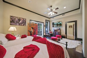 7 bedrooms, desk, iron/ironing board, free WiFi -  👰🏻🤵🏽Wedding Groups up to 20: 3-Story Mansion near Downtown 2 Balconies 💒 (San Antonio)