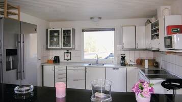 Fridge, stovetop, dishwasher, coffee/tea maker