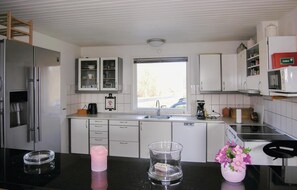 ثلاجة، موقد طهي مسطح، غسالة أطباق، ماكينة لصنع القهوة/الشاي