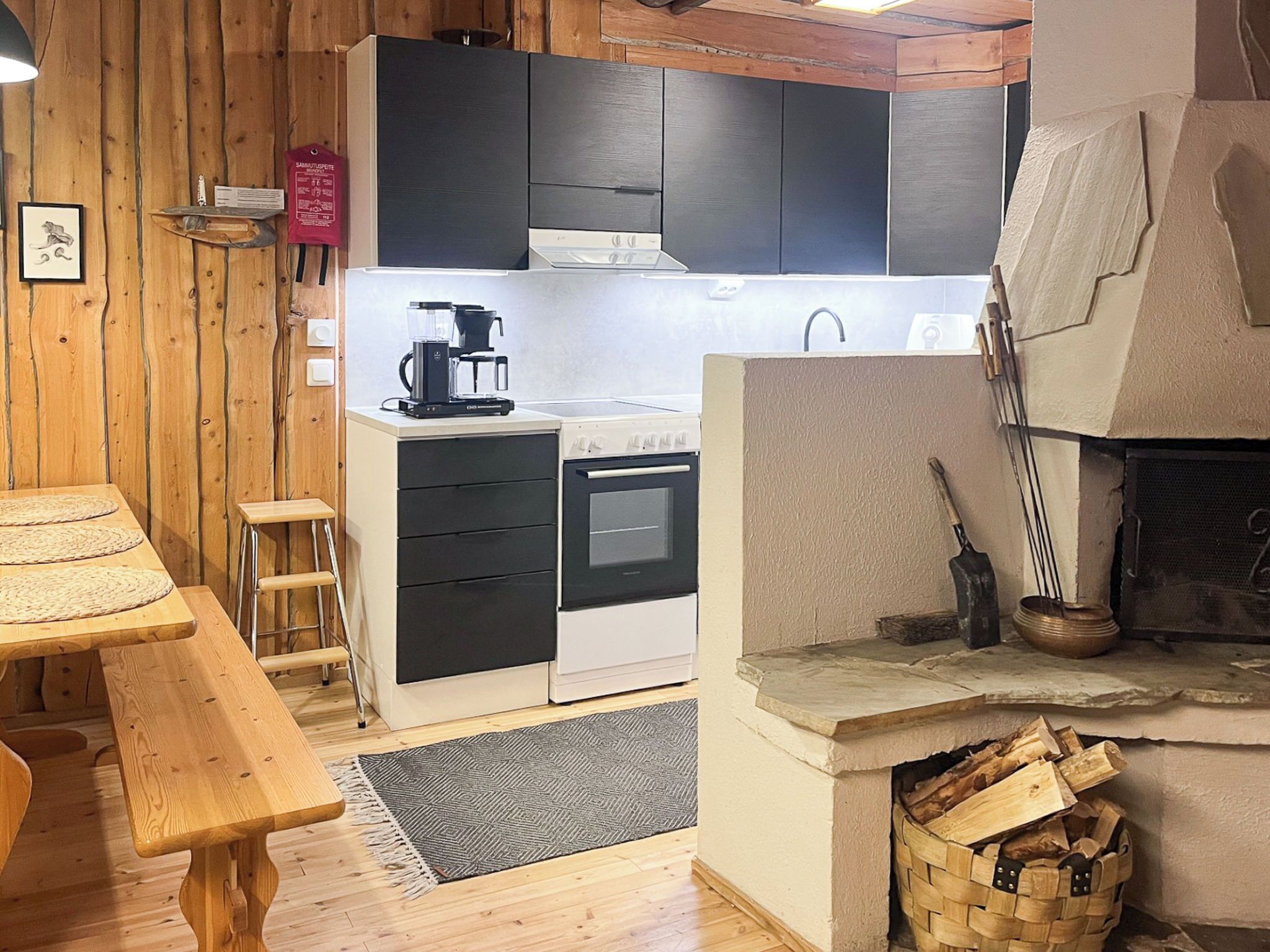 Kylskåp, mikrovågsugn, diskmaskin och grytor/köksredskap