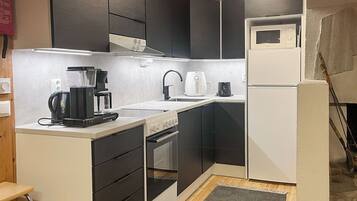 Fridge, microwave, dishwasher, cookware/dishes/utensils