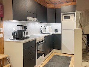 Kühlschrank, Mikrowelle, Geschirrspüler, Kochgeschirr/Geschirr/Besteck