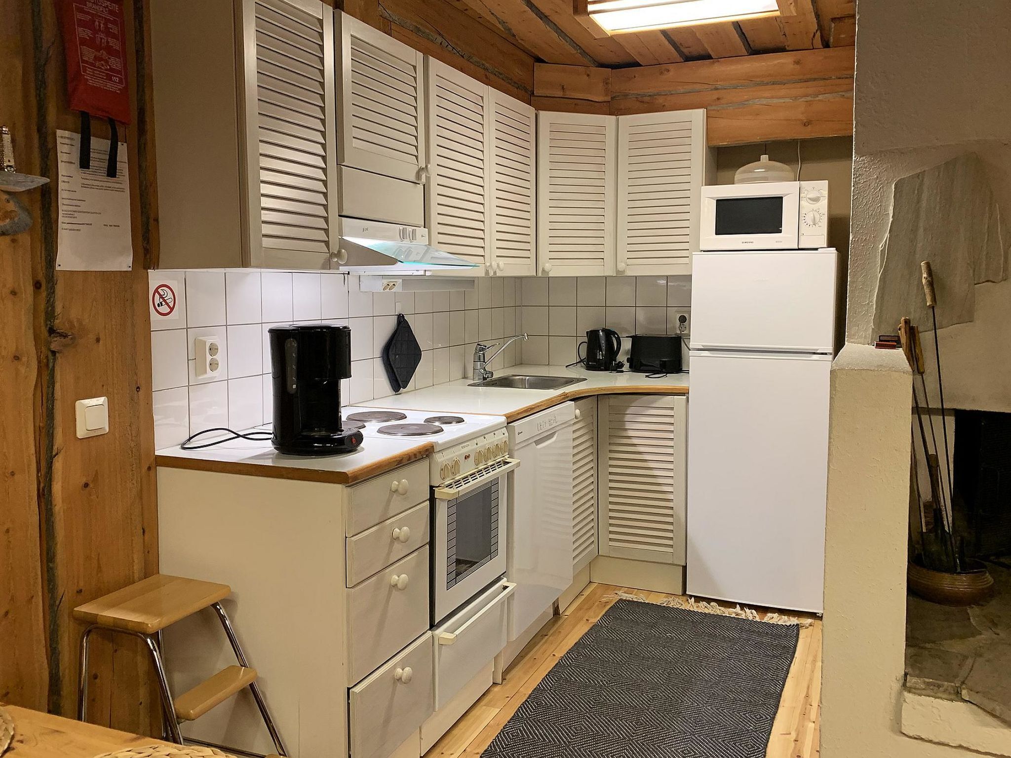 Refrigerador, microondas, lavavajillas y utensilios de cocina 