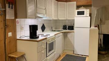Fridge, microwave, dishwasher, cookware/dishes/utensils