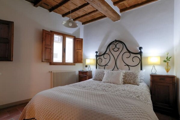 2 bedrooms, iron/ironing board, travel cot, free WiFi