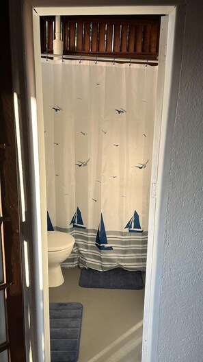 Shower, hair dryer, towels, soap - Loft da Vila-Ilhabela (Ilhabela)