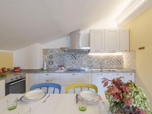 Refrigerador, horno, tostadora, utensilios de cocina