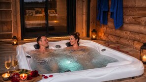 Outdoor spa tub - Luxury Chalet l'écureuil with private spa at Nature Cottage Vosges (Anould)