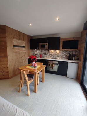 Fridge, microwave, oven, stovetop - Luxury Chalet l'écureuil with private spa at Nature Cottage Vosges (Anould)