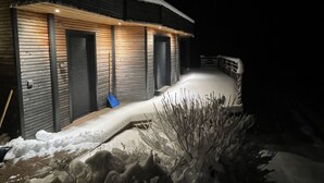 A modern house with a wooden exterior and a snow-covered driveway. - Nature Cottage Vosges Le Renard (Anould)