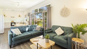 Smart TV, Netflix, streaming services - Isla Villa, Cowes, Phillip Island (Cowes)