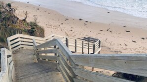 Sun-loungers - Isla Villa, Cowes, Phillip Island (Cowes)