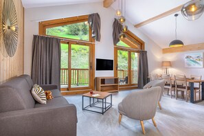 2 bedroom apartment - 4-6 people | Living area | Flat-screen TV, heated floors - La Cour Aux Ecureuils (Peisey-Nancroix)