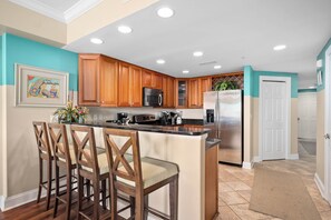 Frigorifero, microonde, piano cottura, lavastoviglie