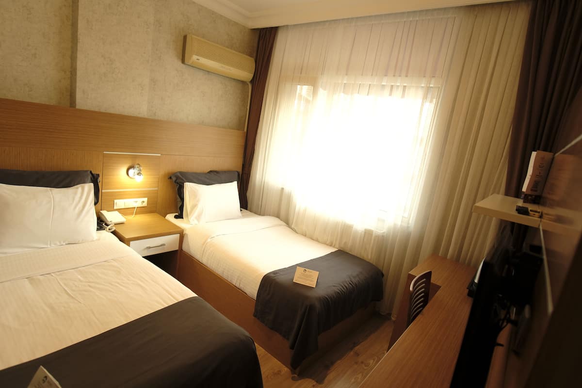 Kamar Twin | Seprai premium, minibar, meja kerja, dan ruang kerja ramah laptop