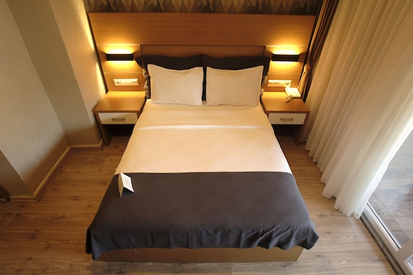 Seprai premium, minibar, meja kerja, dan ruang kerja ramah laptop