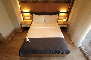 高档床上用品、迷你吧、办公桌、笔记本电脑工作区