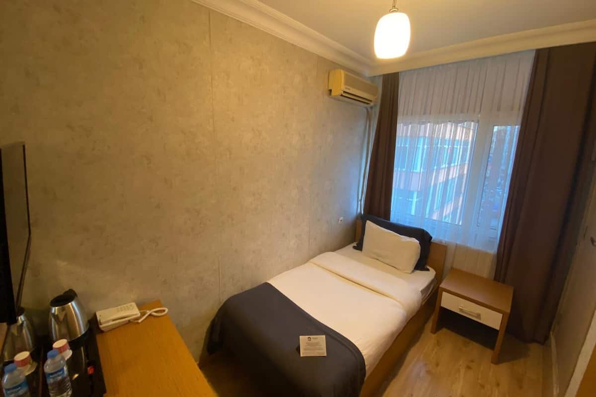 Kamar Single Basic | Seprai premium, minibar, meja kerja, dan ruang kerja ramah laptop