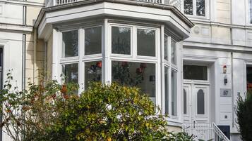 Vista frontal de la propiedad