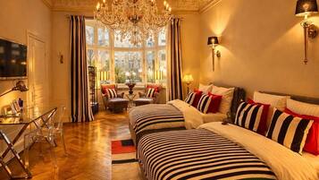 Suite – junior (with Garden) | Oppholdsområde | En 50-tommers Flatskjerm-TV med kabel-kanaler samt TV