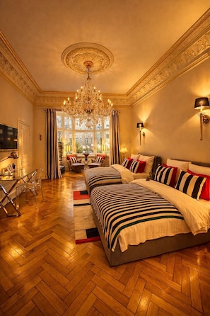 Suite – junior (with Garden) | Oppholdsområde | En 50-tommers Flatskjerm-TV med kabel-kanaler samt TV