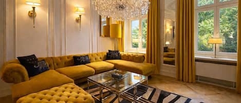 Suite junior (with Garden) | Área de sala de estar | Televisión de pantalla plana de 50 pulgadas con canales por cable