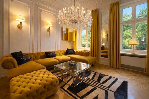 Suite Junior (with Garden) | Aire de séjour | Téléviseur à écran plat de 50 po avec télévision par câble, téléviseur