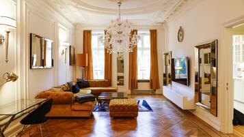 Junior suite (with Garden) | Woonruimte | Een 50-inch flatscreentelevisie met kabelzenders en een televisie
