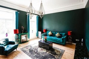 Vierbettzimmer | Living room | 50-inch flat-screen TV with cable channels, TV